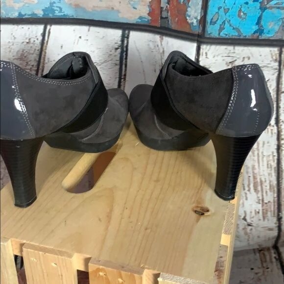 Dana Bachman Womans 8.5M Gray with Black Stripe Suede 3" Heels - Picture 6 of 8